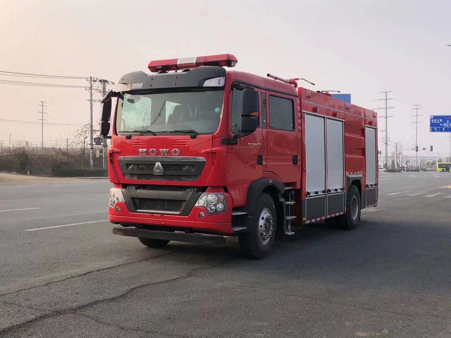 國(guó)六豪沃7噸干粉水聯(lián)用消防車已交付