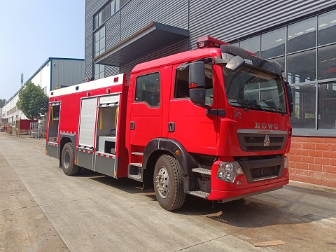 國(guó)六小豪沃8噸水罐消防車